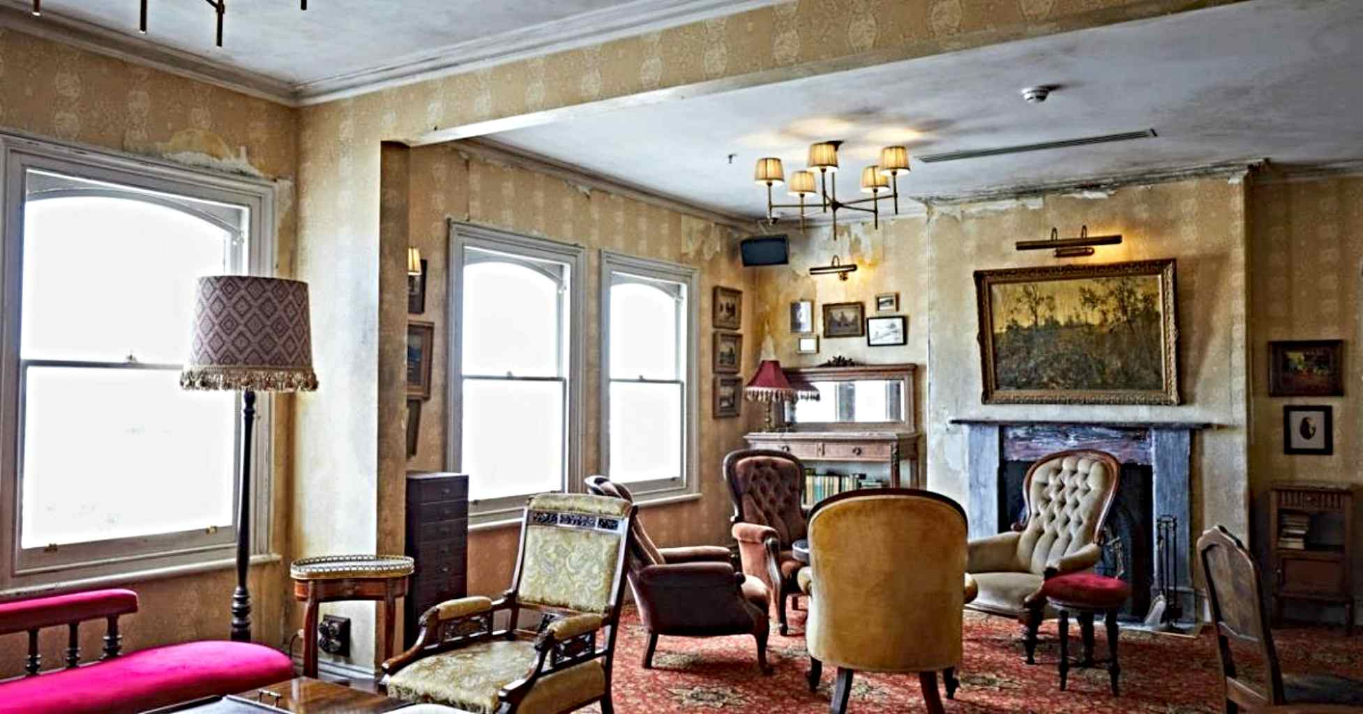 The Ghost of Alfred Felton, Hotel Esplanade